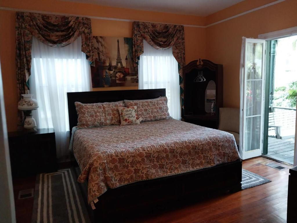 King Room with Balcony - Augustin at Historic Sevilla House Inn